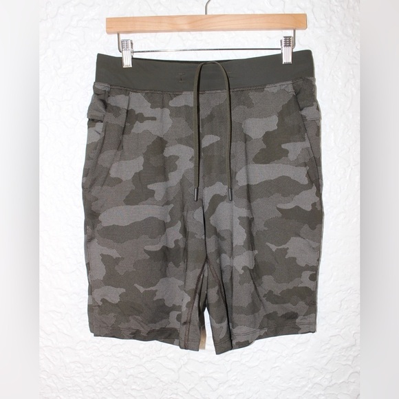 Lululemon T.H.E. Short 9" Linerless Shorts Size Medium - Picture 2 of 10